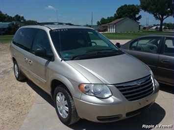 2006 Chrysler Town & Country Touring   - Photo 1 - Davenport, IA 52802