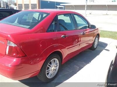 2005 Ford Focus ZX4 S   - Photo 6 - Davenport, IA 52802