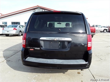 2008 Chrysler Town & Country Touring   - Photo 5 - Davenport, IA 52802