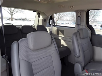 2008 Chrysler Town & Country Touring   - Photo 10 - Davenport, IA 52802