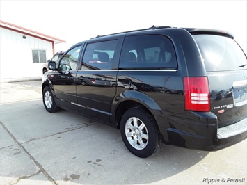 2008 Chrysler Town & Country Touring   - Photo 4 - Davenport, IA 52802