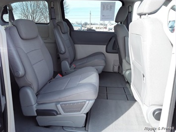 2008 Chrysler Town & Country Touring   - Photo 9 - Davenport, IA 52802