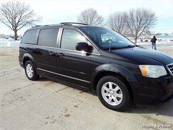 2008 Chrysler Town & Country Touring   - Photo 7 - Davenport, IA 52802