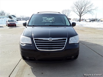 2008 Chrysler Town & Country Touring   - Photo 1 - Davenport, IA 52802