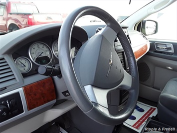 2008 Chrysler Town & Country Touring   - Photo 13 - Davenport, IA 52802