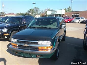 1998 Chevrolet Blazer 4dr   - Photo 1 - Davenport, IA 52802