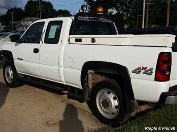 2006 Chevrolet Silverado 2500 LS   - Photo 2 - Davenport, IA 52802