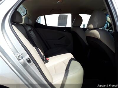 2012 Kia Optima EX   - Photo 10 - Davenport, IA 52802