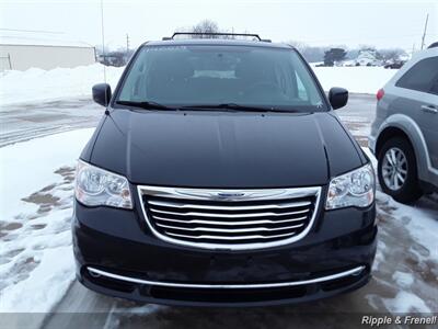 2014 Chrysler Town & Country Touring   - Photo 1 - Davenport, IA 52802