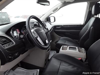 2014 Chrysler Town & Country Touring   - Photo 11 - Davenport, IA 52802