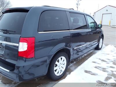 2014 Chrysler Town & Country Touring   - Photo 6 - Davenport, IA 52802