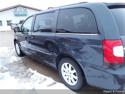 2014 Chrysler Town & Country Touring   - Photo 4 - Davenport, IA 52802