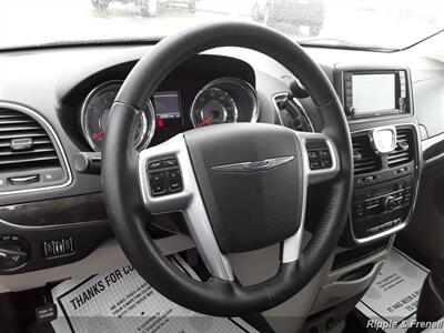 2014 Chrysler Town & Country Touring   - Photo 12 - Davenport, IA 52802