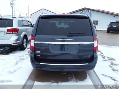 2014 Chrysler Town & Country Touring   - Photo 5 - Davenport, IA 52802