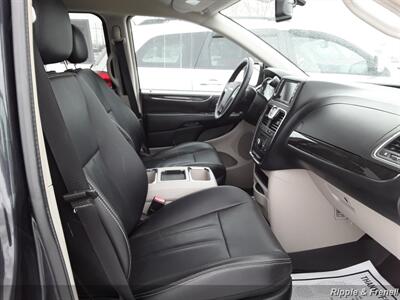 2014 Chrysler Town & Country Touring   - Photo 8 - Davenport, IA 52802