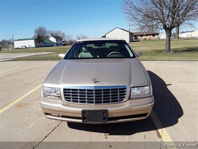 1997 Cadillac DeVille D'elegance   - Photo 1 - Davenport, IA 52802