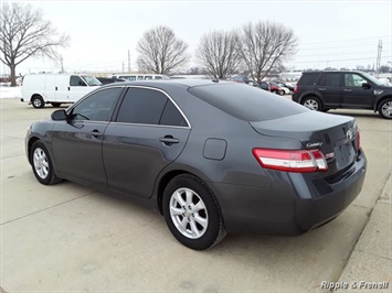 2010 Toyota Camry LE   - Photo 4 - Davenport, IA 52802