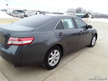 2010 Toyota Camry LE   - Photo 6 - Davenport, IA 52802