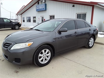 2010 Toyota Camry LE   - Photo 3 - Davenport, IA 52802