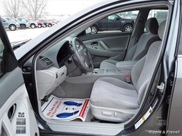 2010 Toyota Camry LE   - Photo 11 - Davenport, IA 52802