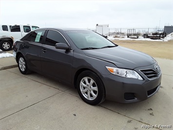 2010 Toyota Camry LE   - Photo 7 - Davenport, IA 52802