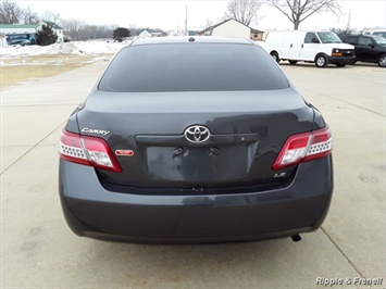 2010 Toyota Camry LE   - Photo 5 - Davenport, IA 52802