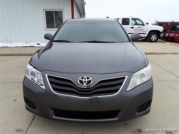 2010 Toyota Camry LE   - Photo 1 - Davenport, IA 52802