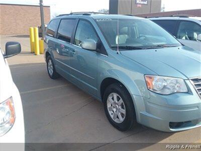 2010 Chrysler Town & Country Touring Plus   - Photo 4 - Davenport, IA 52802