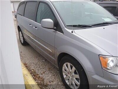 2016 Chrysler Town & Country Touring   - Photo 4 - Davenport, IA 52802