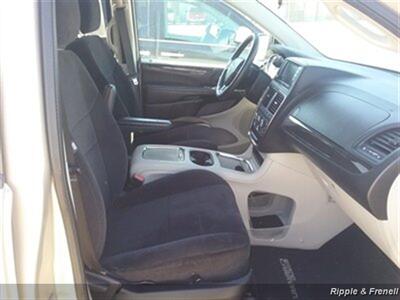 2013 Dodge Grand Caravan SXT   - Photo 11 - Davenport, IA 52802