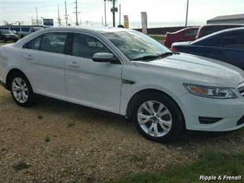 2010 Ford Taurus SEL   - Photo 2 - Davenport, IA 52802