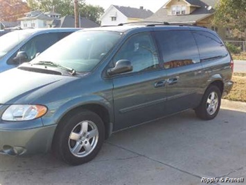 2007 Dodge Grand Caravan SXT   - Photo 2 - Davenport, IA 52802