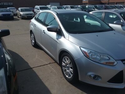 2012 Ford Focus SE   - Photo 4 - Davenport, IA 52802