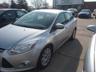 2012 Ford Focus SE   - Photo 3 - Davenport, IA 52802