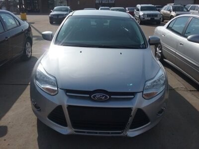 2012 Ford Focus SE   - Photo 1 - Davenport, IA 52802