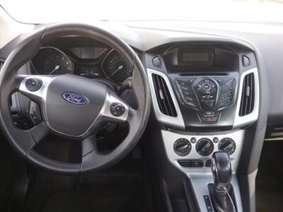 2012 Ford Focus SE   - Photo 10 - Davenport, IA 52802