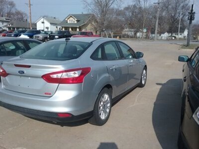 2012 Ford Focus SE   - Photo 6 - Davenport, IA 52802