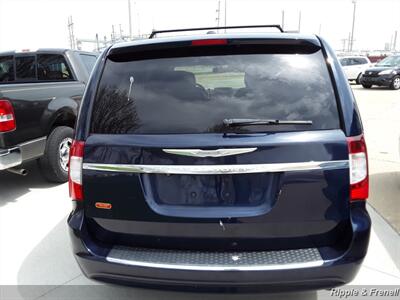 2012 Chrysler Town & Country Touring   - Photo 10 - Davenport, IA 52802