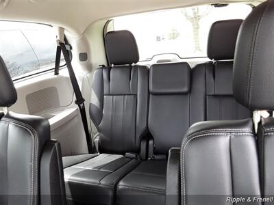 2012 Chrysler Town & Country Touring   - Photo 8 - Davenport, IA 52802