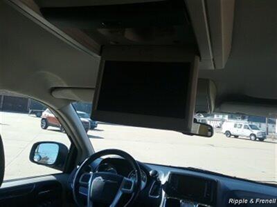 2013 Chrysler Town & Country Touring   - Photo 15 - Davenport, IA 52802