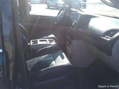 2013 Chrysler Town & Country Touring   - Photo 11 - Davenport, IA 52802