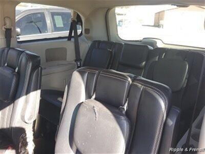 2013 Chrysler Town & Country Touring   - Photo 10 - Davenport, IA 52802