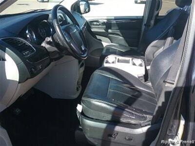 2013 Chrysler Town & Country Touring   - Photo 8 - Davenport, IA 52802