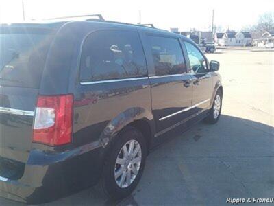 2013 Chrysler Town & Country Touring   - Photo 6 - Davenport, IA 52802