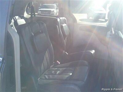 2013 Chrysler Town & Country Touring   - Photo 12 - Davenport, IA 52802