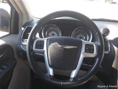 2013 Chrysler Town & Country Touring   - Photo 13 - Davenport, IA 52802