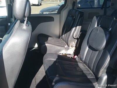 2013 Chrysler Town & Country Touring   - Photo 9 - Davenport, IA 52802