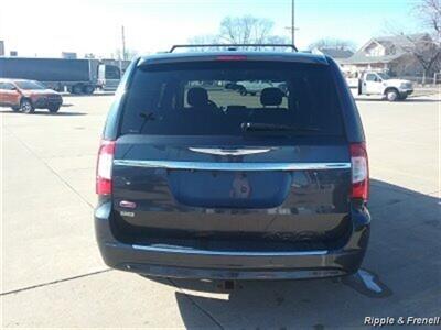 2013 Chrysler Town & Country Touring   - Photo 5 - Davenport, IA 52802