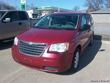 2008 Chrysler Town & Country LX   - Photo 1 - Davenport, IA 52802