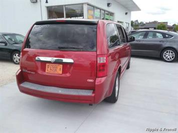 2008 Dodge Grand Caravan SXT   - Photo 2 - Davenport, IA 52802